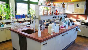 Labortisch1_ca